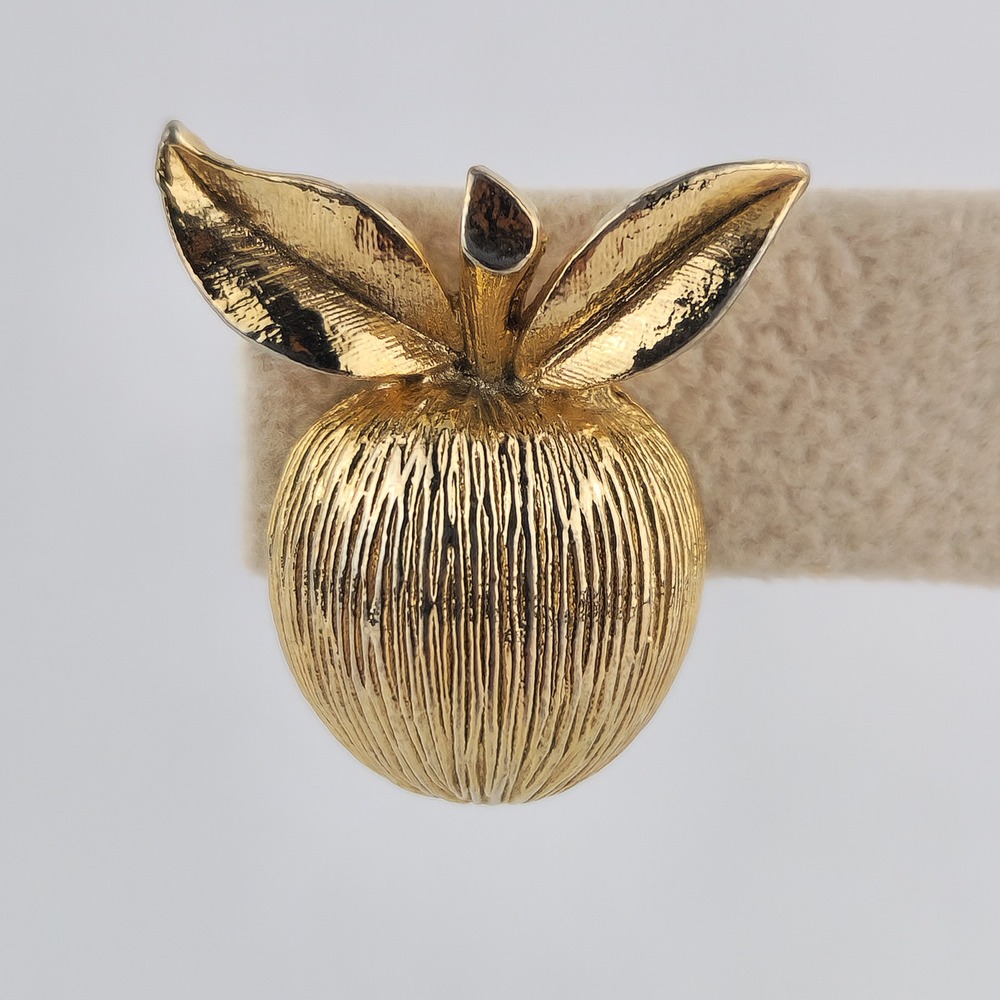 Vintage Sarah Coventry Gold Tone Apple Clip On Earrings Signed Ribbed Fruit - Picture 2 of 8